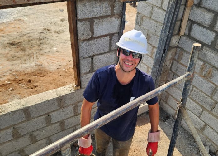 Beton wird angemischt und zum Haus gebracht